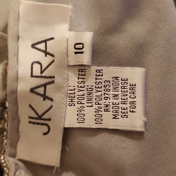 Gown - Picture 7 of 7